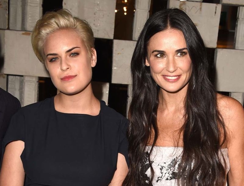 Η κόρη της Demi Moore με παντόφλες και κάλτσες! Η κόρη της Demi Moore με παντόφλες και κάλτσες!