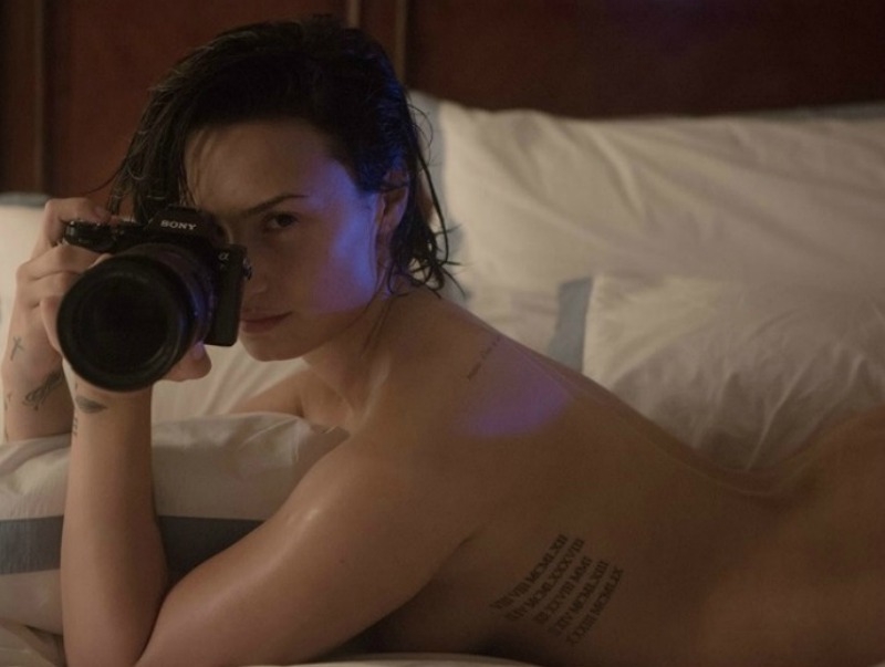 Demi Lovato: Και ολόγυμνη και make up free για το Vanity Fair Demi Lovato: Και ολόγυμνη και make up free για το Vanity Fair