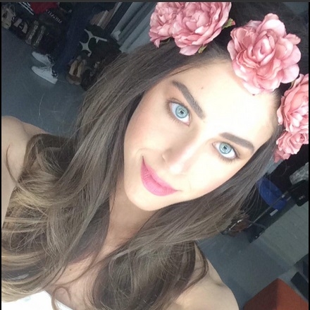Demy: Βάλε λουλούδια στα μαλλιά Demy: Βάλε λουλούδια στα μαλλιά