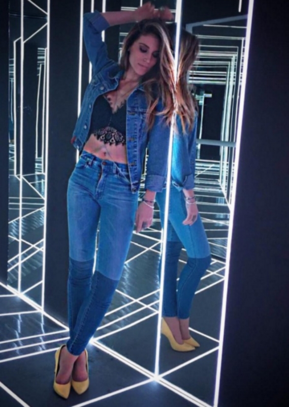 Street style : H Αθηνά Οικονομάκου δοκιμάζει το total denim look με μια σέξι παραλλαγή Street style : H Αθηνά Οικονομάκου δοκιμάζει το total denim look με μια σέξι παραλλαγή