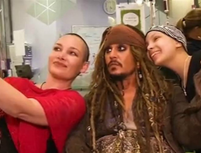 Ο Johnny Depp κυκλοφορεί ως Jack Sparrow για καλό σκοπό! Ο Johnny Depp κυκλοφορεί ως Jack Sparrow για καλό σκοπό!