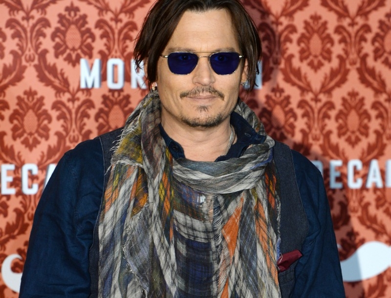 Ο Johnny Depp μας αρέσει ακόμα και με χρωματιστό φουλάρι Ο Johnny Depp μας αρέσει ακόμα και με χρωματιστό φουλάρι