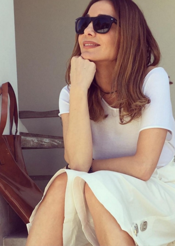 Street Style : Η Δέσποινα Βανδή επιλέγει ένα total white look , με τον απόλυτο ανοιξιάτικο τρόπο . 
