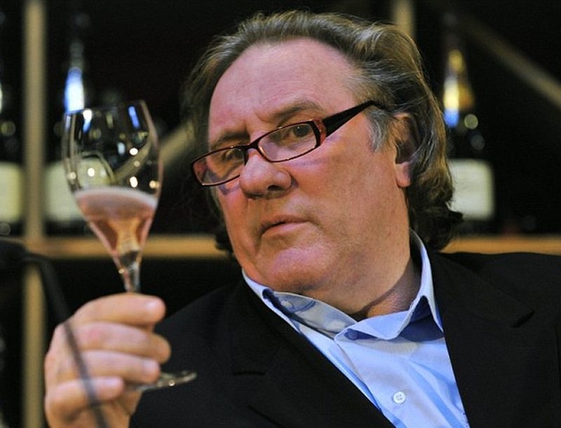 Ο Gerard Depardieu μεθυσμένος επί σκηνής! (video) Ο Gerard Depardieu μεθυσμένος επί σκηνής! (video)