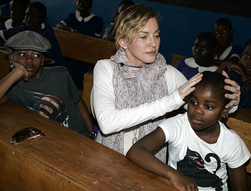 Πραγματική star! Η Madonna στο Malawi με τα παιδιά της Πραγματική star! Η Madonna στο Malawi με τα παιδιά της
