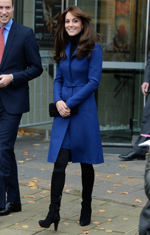 Street style : H Δούκισσα του Cambridge Kate, με υπέροχο μπλε-μαύρο σύνολο Street style : H Δούκισσα του Cambridge Kate, με υπέροχο μπλε-μαύρο σύνολο