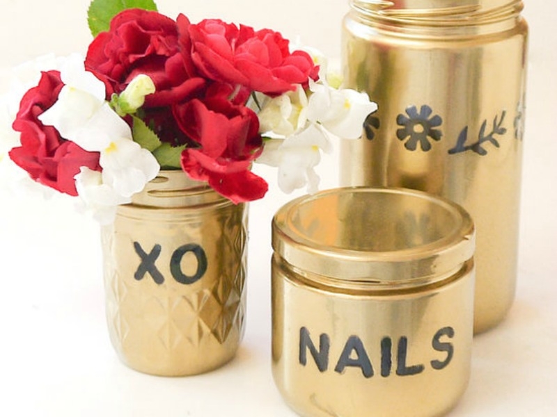 DIY: Μετέτρεψε τα γυάλινα βαζάκια που έχεις βαρεθεί DIY: Μετέτρεψε τα γυάλινα βαζάκια που έχεις βαρεθεί