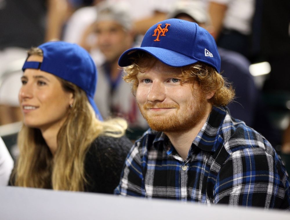 Ποια είναι η κοπέλα δίπλα σου Ed Sheeran; Ποια είναι η κοπέλα δίπλα σου Ed Sheeran;