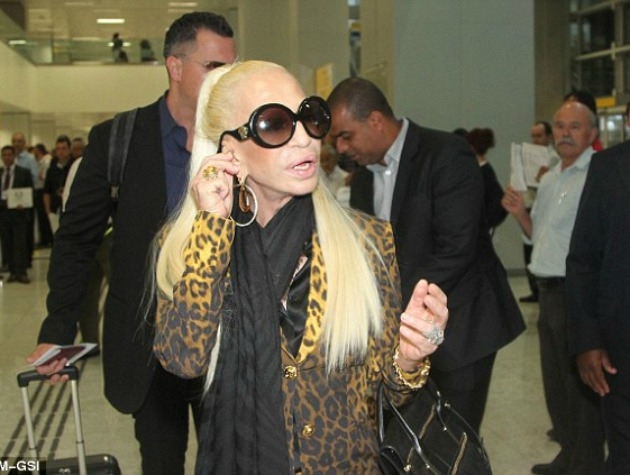 Ετοιμο να λιώσει το λαμπερό πρόσωπο της Donatella Versace Ετοιμο να λιώσει το λαμπερό πρόσωπο της Donatella Versace