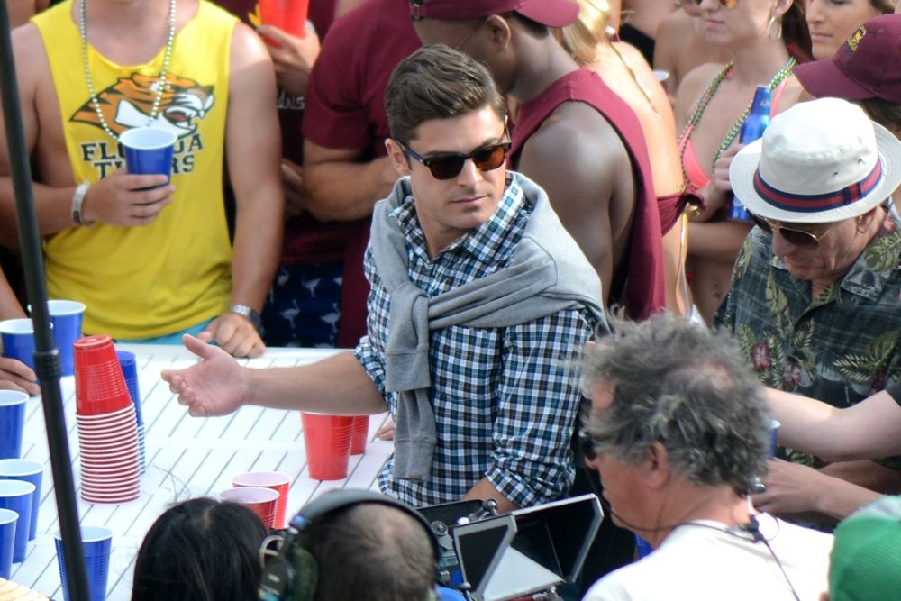 Ο Zac Efron παίζει beer pong με τον Robert De Niro Ο Zac Efron παίζει beer pong με τον Robert De Niro