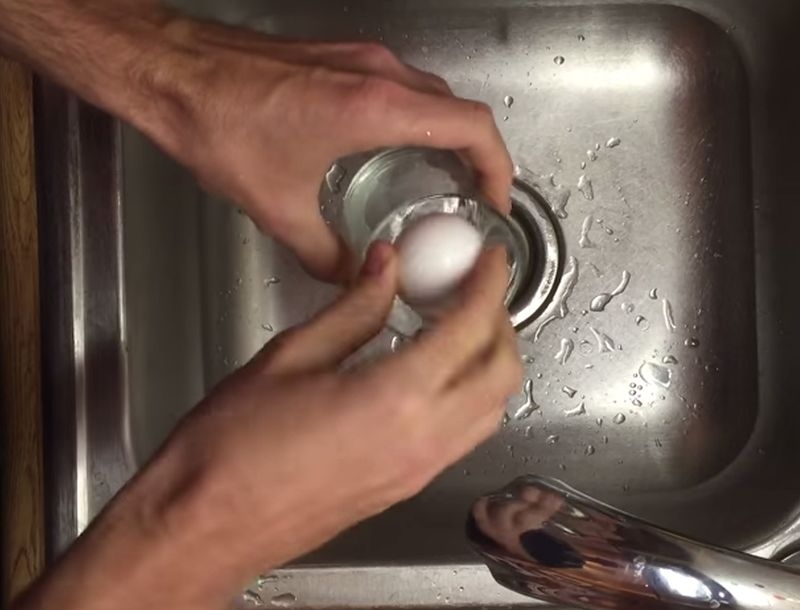 Aπίστευτο tip! Πως να ξεφλουδίσεις το αυγό σε δευτερόλεπτα Aπίστευτο tip! Πως να ξεφλουδίσεις το αυγό σε δευτερόλεπτα