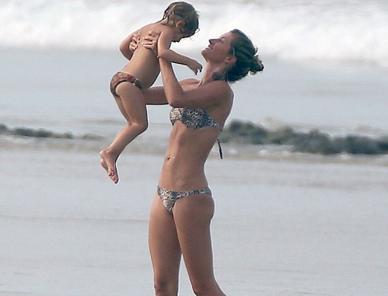 Gisele: Με sexy μπικίνι στην παραλία Gisele: Με sexy μπικίνι στην παραλία