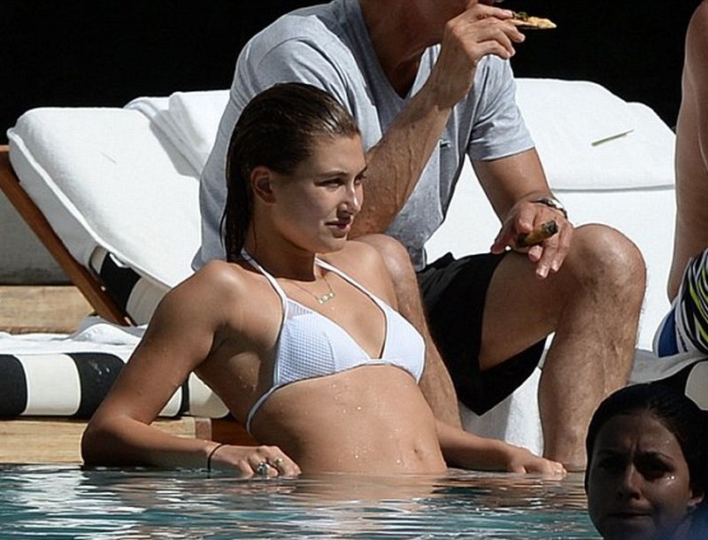 Hailey Baldwin: Το λευκό sexy μπικίνι της που εντυπωσίασε Hailey Baldwin: Το λευκό sexy μπικίνι της που εντυπωσίασε