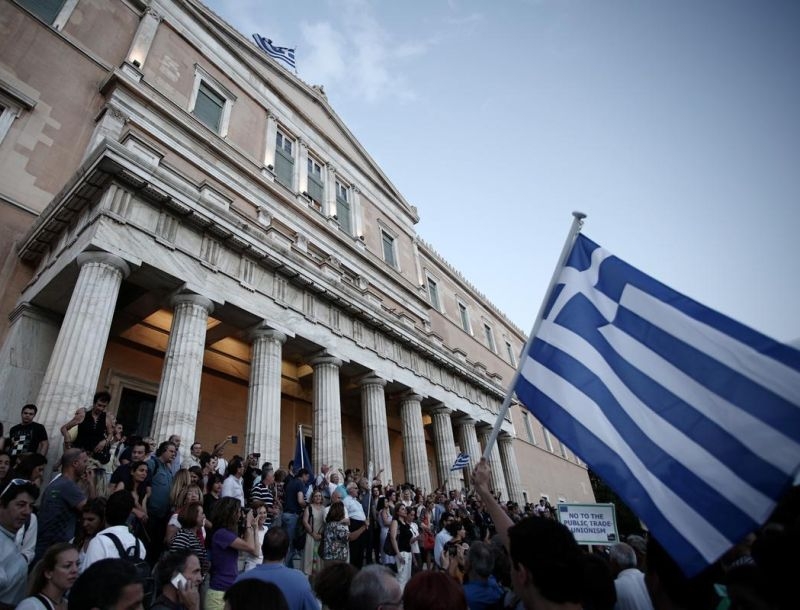 Χιλιάδες Έλληνες διαδήλωσαν κατά του Grexit Χιλιάδες Έλληνες διαδήλωσαν κατά του Grexit