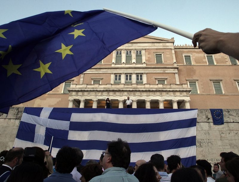 Μένουμε Ευρώπη: Χιλιάδες Έλληνες διαδήλωσαν υπέρ του Ευρώ και κατά του Grexit Μένουμε Ευρώπη: Χιλιάδες Έλληνες διαδήλωσαν υπέρ του Ευρώ και κατά του Grexit