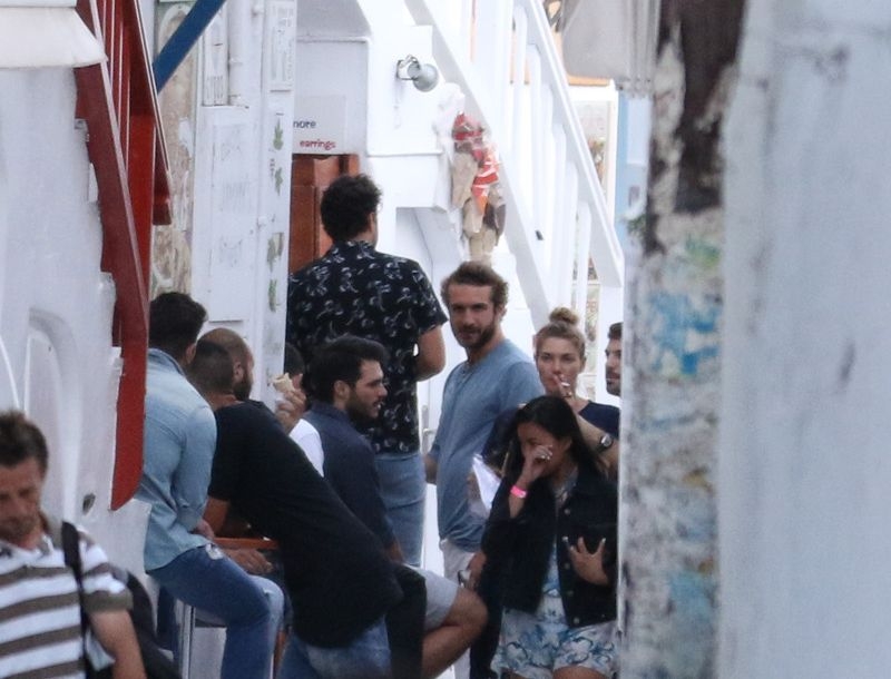 Jessica Hart: Διακοπές στη Μύκονο με τον Σταύρο Νιάρχο Jessica Hart: Διακοπές στη Μύκονο με τον Σταύρο Νιάρχο