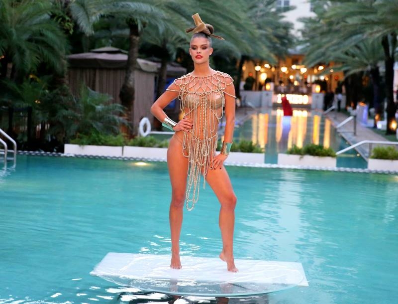 Η sexy Nina Agdal στην πισίνα μόνο με τις πέρλες της! Η sexy Nina Agdal στην πισίνα μόνο με τις πέρλες της!