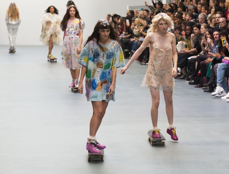 London Fashion Week : O Ashish έβγαλε στην πασαρέλα τα μοντέλα του με skateboard London Fashion Week : O Ashish έβγαλε στην πασαρέλα τα μοντέλα του με skateboard