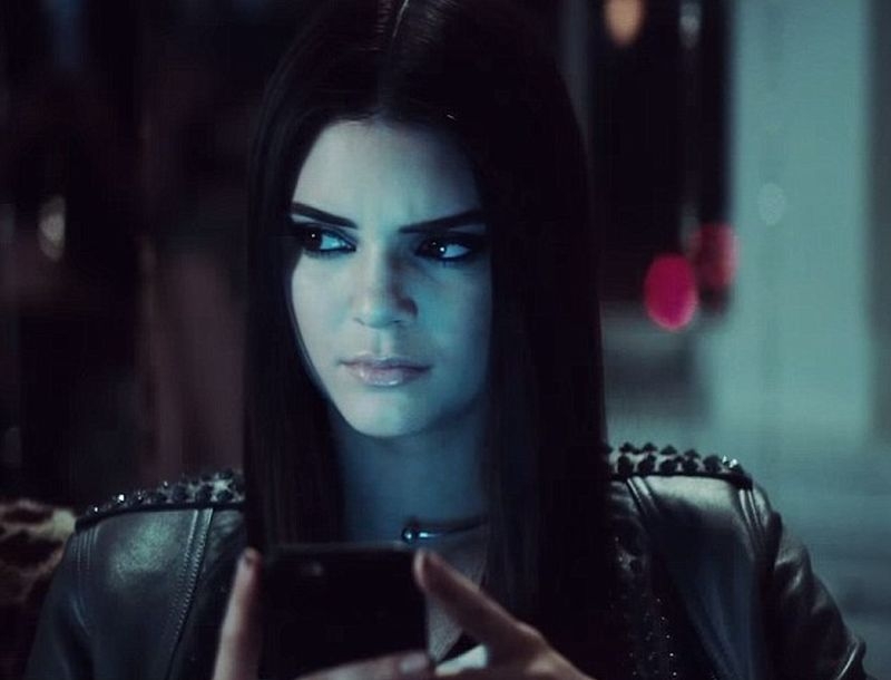 Kendall Jenner : Έγινε η ψυχή του πάρτι στη νέα διαφήμιση της Estee Lauder