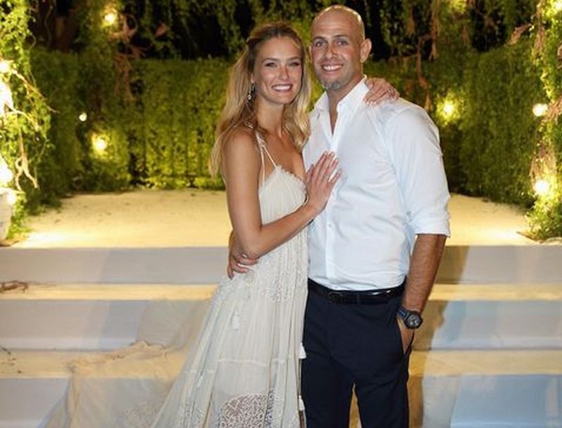 Bar Refaeli : Το γαμήλιο album της είναι παραμυθένιο Bar Refaeli : Το γαμήλιο album της είναι παραμυθένιο