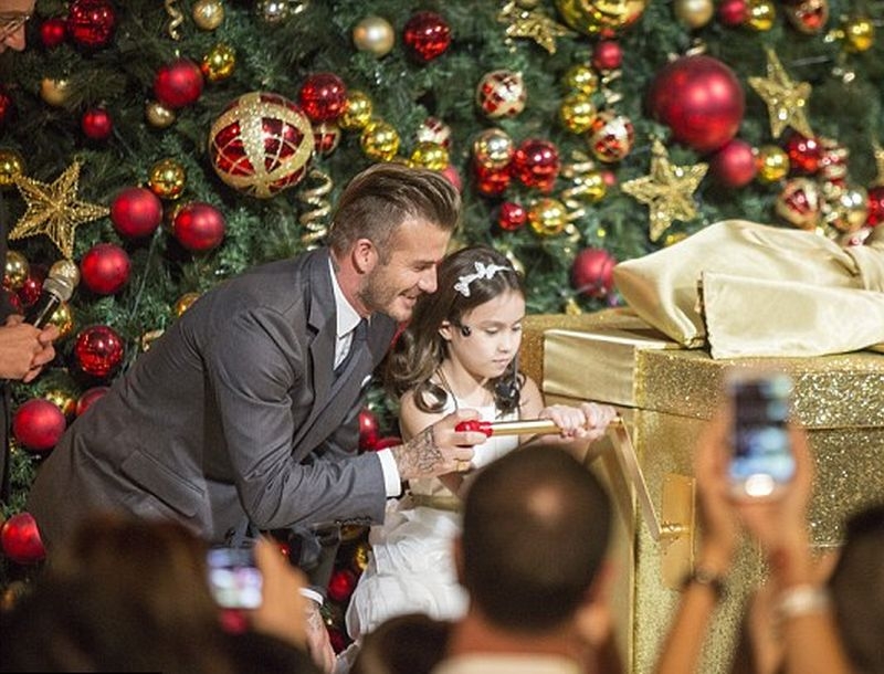 Ο David Beckham άναψε το χριστουγεννιάτικο δέντρο στην Σιγκαπούρη Ο David Beckham άναψε το χριστουγεννιάτικο δέντρο στην Σιγκαπούρη