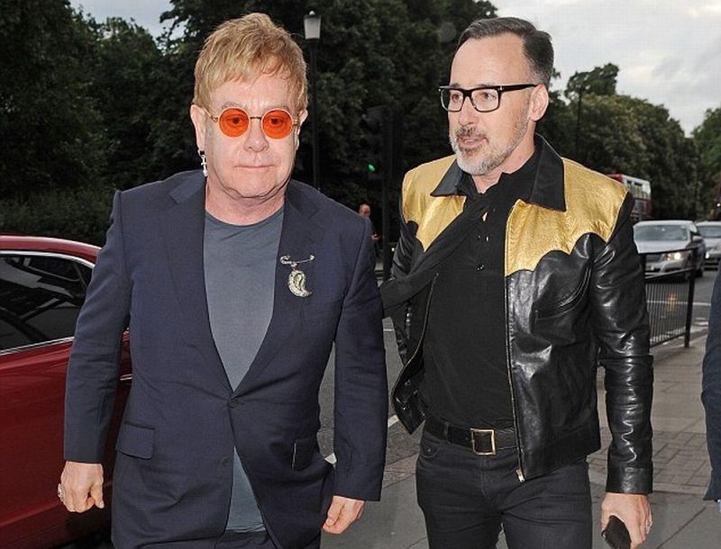 Elton John: Ο σύζυγος του αγόρασε σπίτι σε έναν άγνωστο! Elton John: Ο σύζυγος του αγόρασε σπίτι σε έναν άγνωστο!