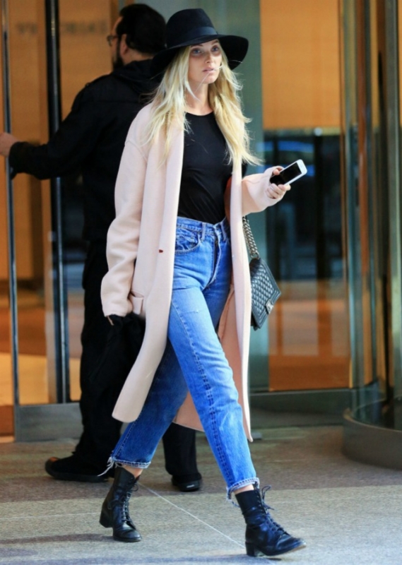 Street style : H Elsa Hosk με το ιδανικό street style που πρέπει να αντιγράψεις Street style : H Elsa Hosk με το ιδανικό street style που πρέπει να αντιγράψεις