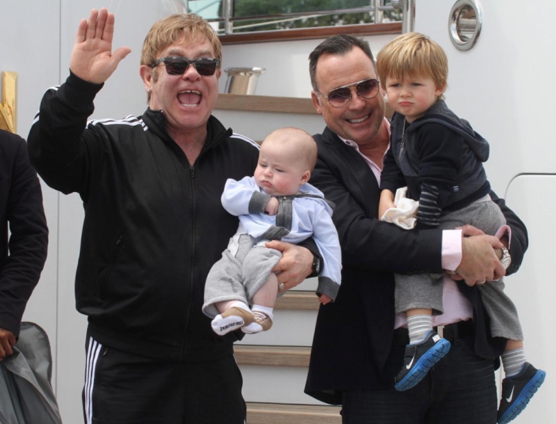 Έξαλλος ο Elton John! Κάνει μποϊκοτάζ στους Dolce&Gabbana Έξαλλος ο Elton John! Κάνει μποϊκοτάζ στους Dolce&Gabbana