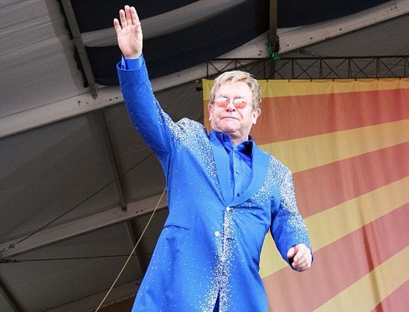 Elton John: Ο πατέρας μου ήταν ομοφοβικός Elton John: Ο πατέρας μου ήταν ομοφοβικός