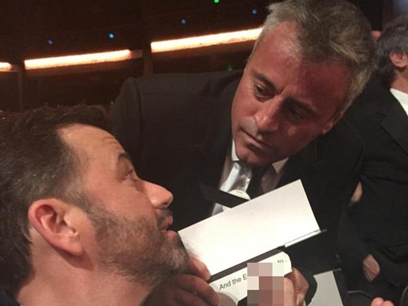 Emmy Awards 2015 : Nτροπή! Ο Joey έκανε άσεμνη χειρονομία στον Jimmy Kimmel Emmy Awards 2015 : Nτροπή! Ο Joey έκανε άσεμνη χειρονομία στον Jimmy Kimmel
