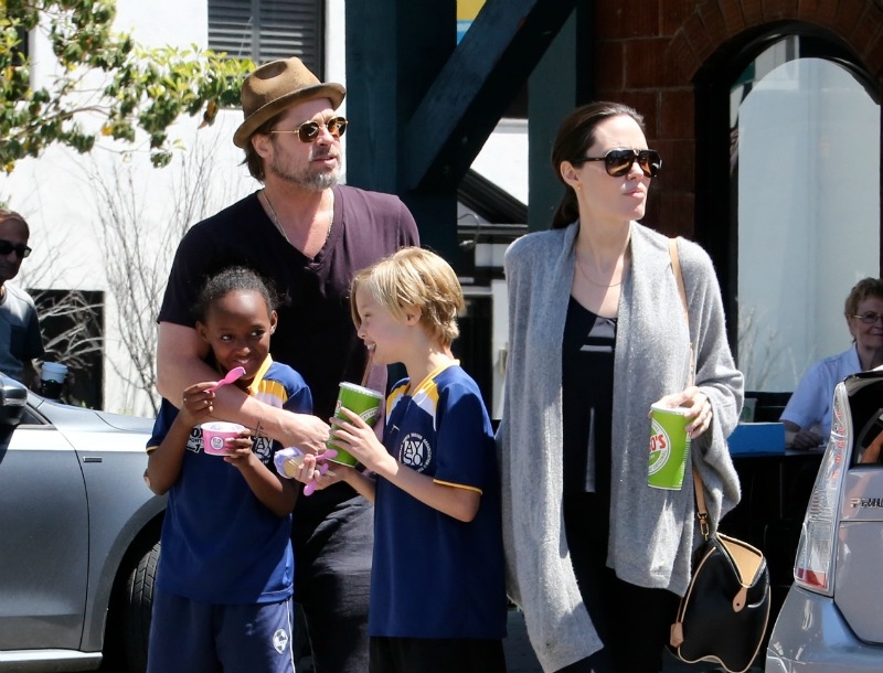 Brad Pitt και Angelina Jolie σε ποδοσφαιρικό αγώνα των παιδιών τους Brad Pitt και Angelina Jolie σε ποδοσφαιρικό αγώνα των παιδιών τους