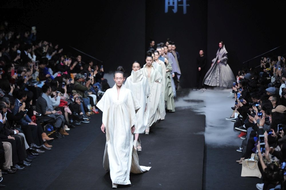 Θα τα χάσεις! Δες την απίστευτη Fashion Week του Πεκίνου Θα τα χάσεις! Δες την απίστευτη Fashion Week του Πεκίνου