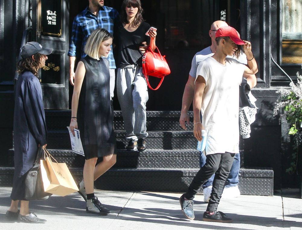 Jaden Smith: Ο γιος του Will Smith δίνει παθιασμένα φιλιά στο κορίτσι του Jaden Smith: Ο γιος του Will Smith δίνει παθιασμένα φιλιά στο κορίτσι του