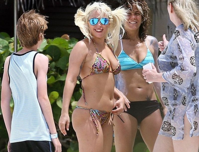 Lady Gaga: Με brazilian μαγιό στην παραλία! Lady Gaga: Με brazilian μαγιό στην παραλία!