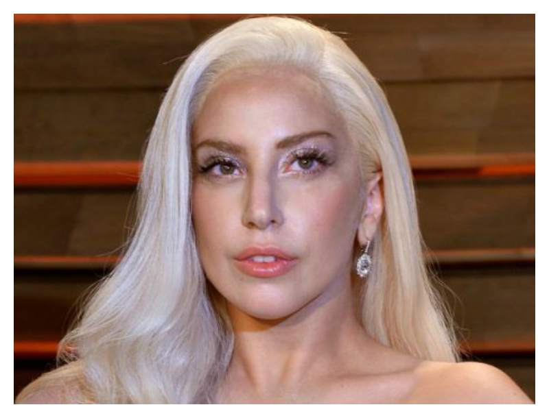 Η Lady Gaga γυμνή πάνω στη σκηνή Η Lady Gaga γυμνή πάνω στη σκηνή