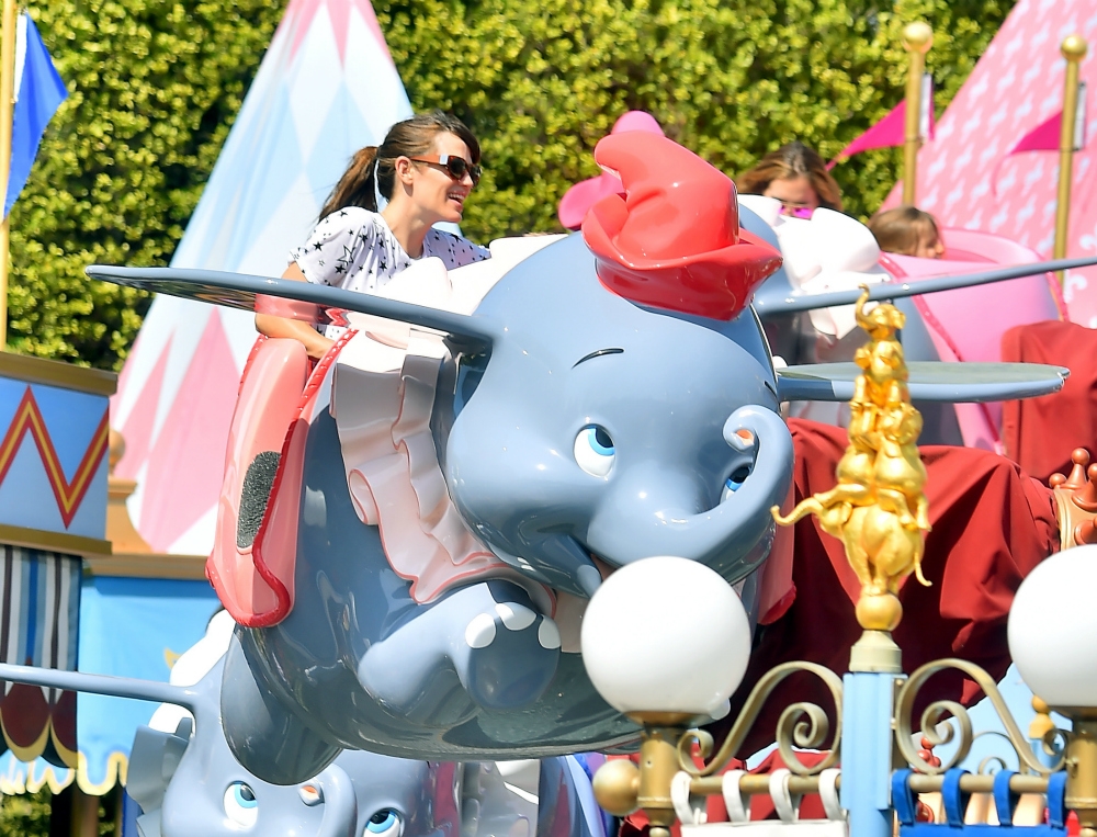 Jennifer Garner: Διασκέδασε σαν μικρό παιδί στην Disneyland Jennifer Garner: Διασκέδασε σαν μικρό παιδί στην Disneyland
