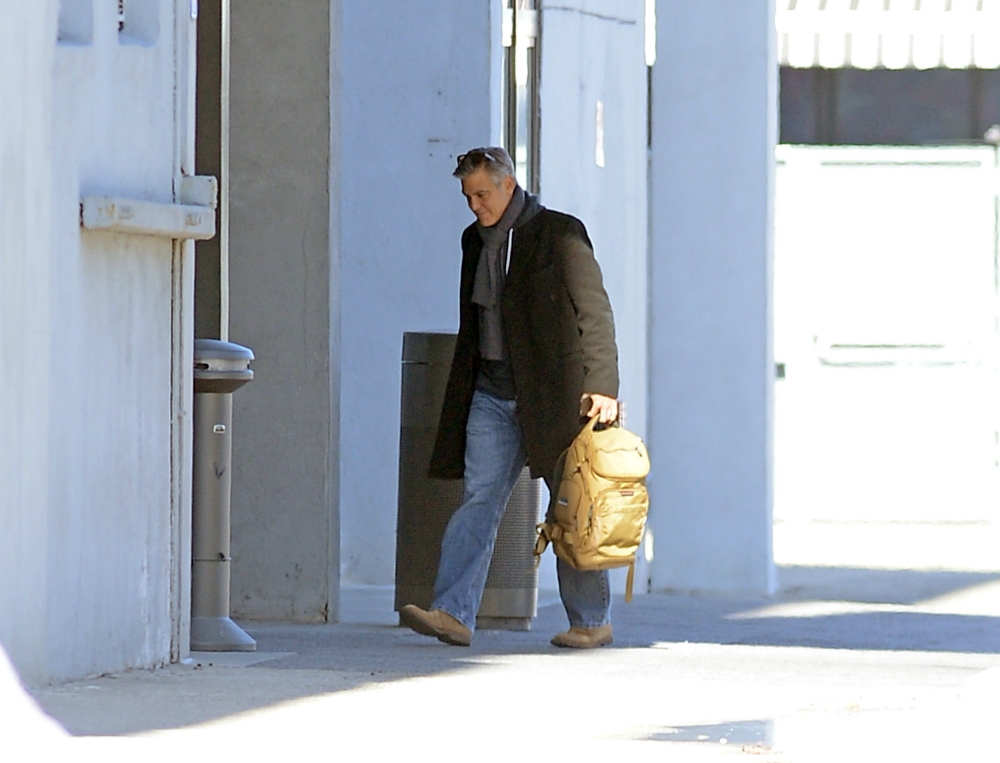 Ο καθημερινός κύριος Clooney: Mε τζιν και back bag στη Νέα Υόρκη Ο καθημερινός κύριος Clooney: Mε τζιν και back bag στη Νέα Υόρκη
