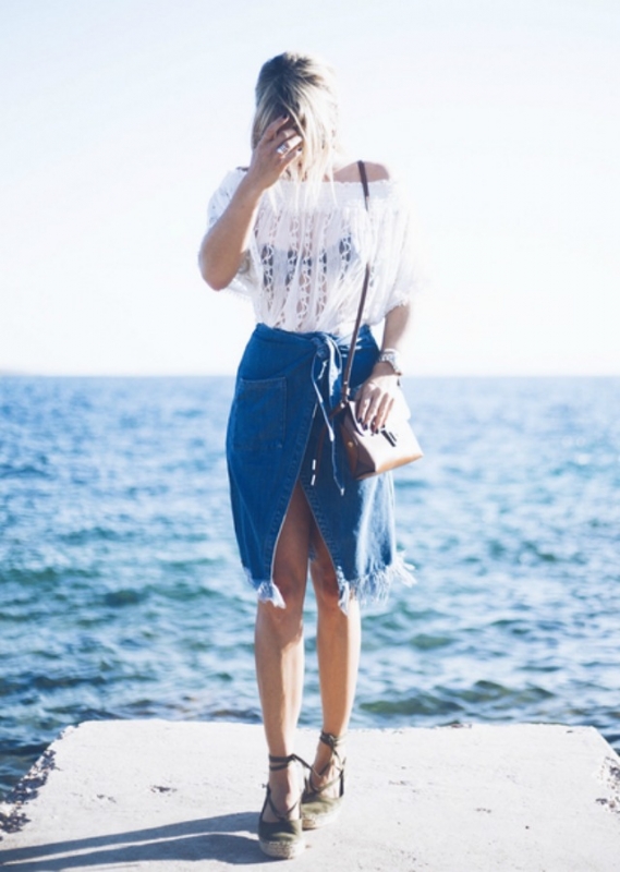 Street style: H Νεφέλη Γεωργαλά συνδυάζει την τζιν φούστα με τον πιο chic τρόπο Street style: H Νεφέλη Γεωργαλά συνδυάζει την τζιν φούστα με τον πιο chic τρόπο