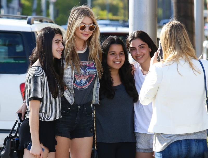 Gigi Hadid: Το 19χρονο μοντέλο φωτογραφήθηκε με τους fan της στο Beverly Hills Gigi Hadid: Το 19χρονο μοντέλο φωτογραφήθηκε με τους fan της στο Beverly Hills