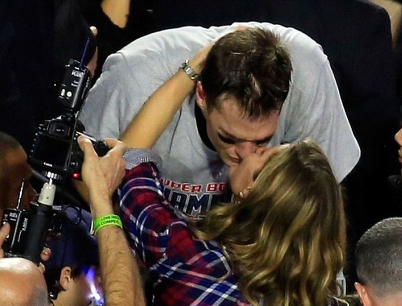 Η επιβράβευση του Tom Brady: Το τρυφερό φιλί από την Gisele Η επιβράβευση του Tom Brady: Το τρυφερό φιλί από την Gisele