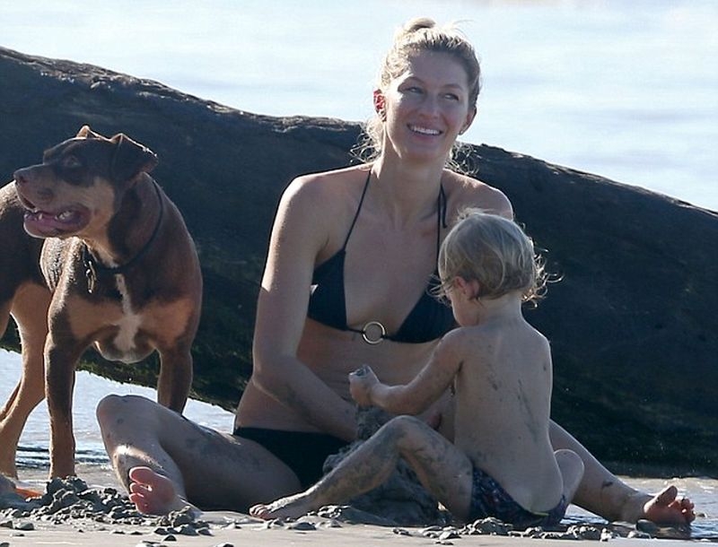 Family Time: Η Gisele χαλαρώνει στην παραλία μέσα στο χειμώνα Family Time: Η Gisele χαλαρώνει στην παραλία μέσα στο χειμώνα