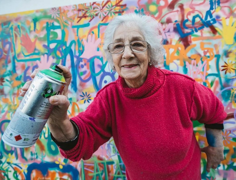 Πως θα ήταν αν η γιαγιά σου έκανε graffiti; Πως θα ήταν αν η γιαγιά σου έκανε graffiti;