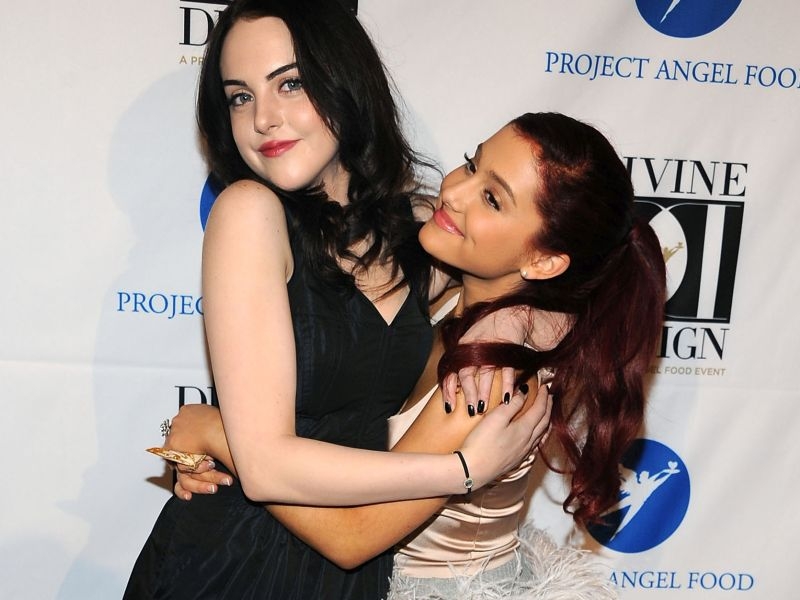 Ariana Grande : Φιλήθηκε με την Elizabeth Gillies στο στόμα (video) Ariana Grande : Φιλήθηκε με την Elizabeth Gillies στο στόμα (video)