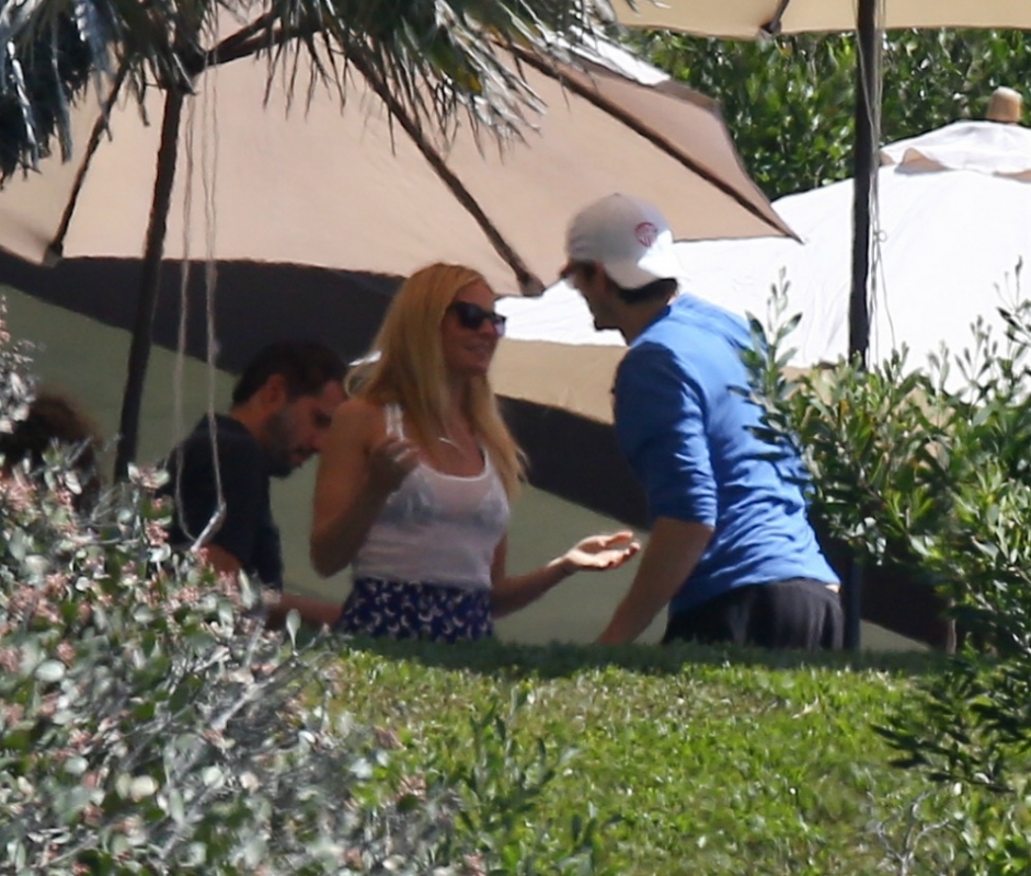 H Gwyneth Paltrow συναντά τον Ashton Kutcher σε πάρτι στο Malibu H Gwyneth Paltrow συναντά τον Ashton Kutcher σε πάρτι στο Malibu