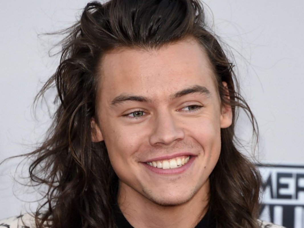 Σταματήστε ό,τι κάνετε! O Harry Styles των One Direction με κοντό μαλλί! Σταματήστε ό,τι κάνετε! O Harry Styles των One Direction με κοντό μαλλί!