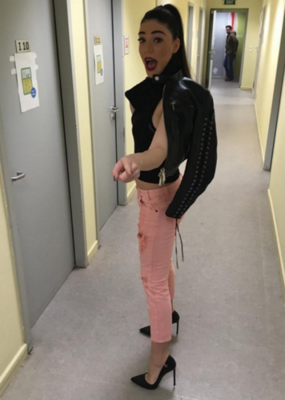 Street style : H Ήβη Αδάμου συνδυάζει το ροζ με το μαύρο και μας αρέσει Street style : H Ήβη Αδάμου συνδυάζει το ροζ με το μαύρο και μας αρέσει