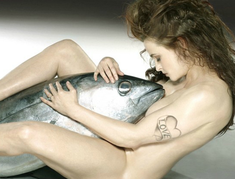 H Helena Bonham Carter ποζάρει εντελώς γυμνή αγκαλιά με ένα τεράστιο... ψάρι H Helena Bonham Carter ποζάρει εντελώς γυμνή αγκαλιά με ένα τεράστιο... ψάρι