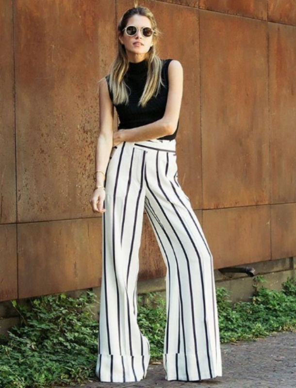 Street style: H Helena Bordon δοκιμάζει την πιο chic ασπρόμαυρη ριγέ παντελόνα Street style: H Helena Bordon δοκιμάζει την πιο chic ασπρόμαυρη ριγέ παντελόνα