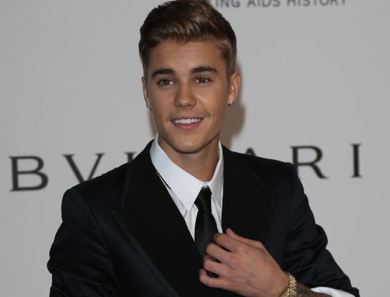 Συνεχόμενα χτυπήματα: Μπέρδεψαν τον Justin Bieber με την Miley Cyrus σε gay συνέδριο! Συνεχόμενα χτυπήματα: Μπέρδεψαν τον Justin Bieber με την Miley Cyrus σε gay συνέδριο!