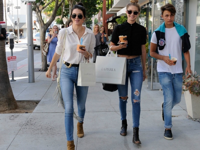 Τα high waisted jeans θα δώσουν το κάτι παραπάνω στο ύψος σου Τα high waisted jeans θα δώσουν το κάτι παραπάνω στο ύψος σου